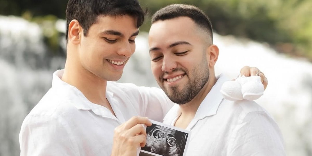 Lucas Bley e Lucas Rangel ao lado da ultrassom do bebê