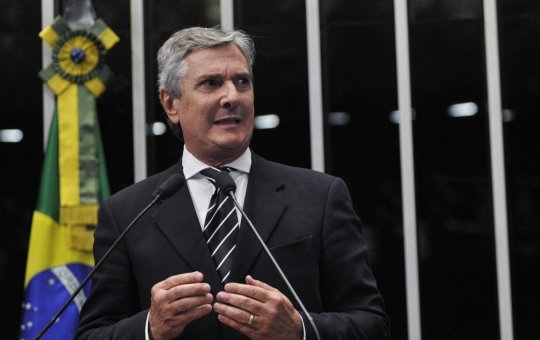 Alexandre de Moraes revoga passaporte diplomático de Fernando Collor