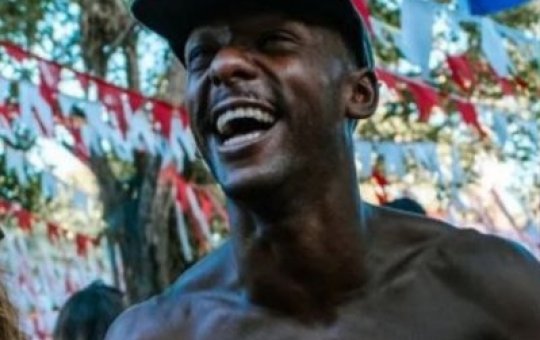 Protesto em Caraíva exige justiça por morte de guia turístico em operação policial