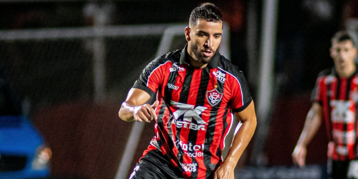 Pepê em campo pelo Vitória