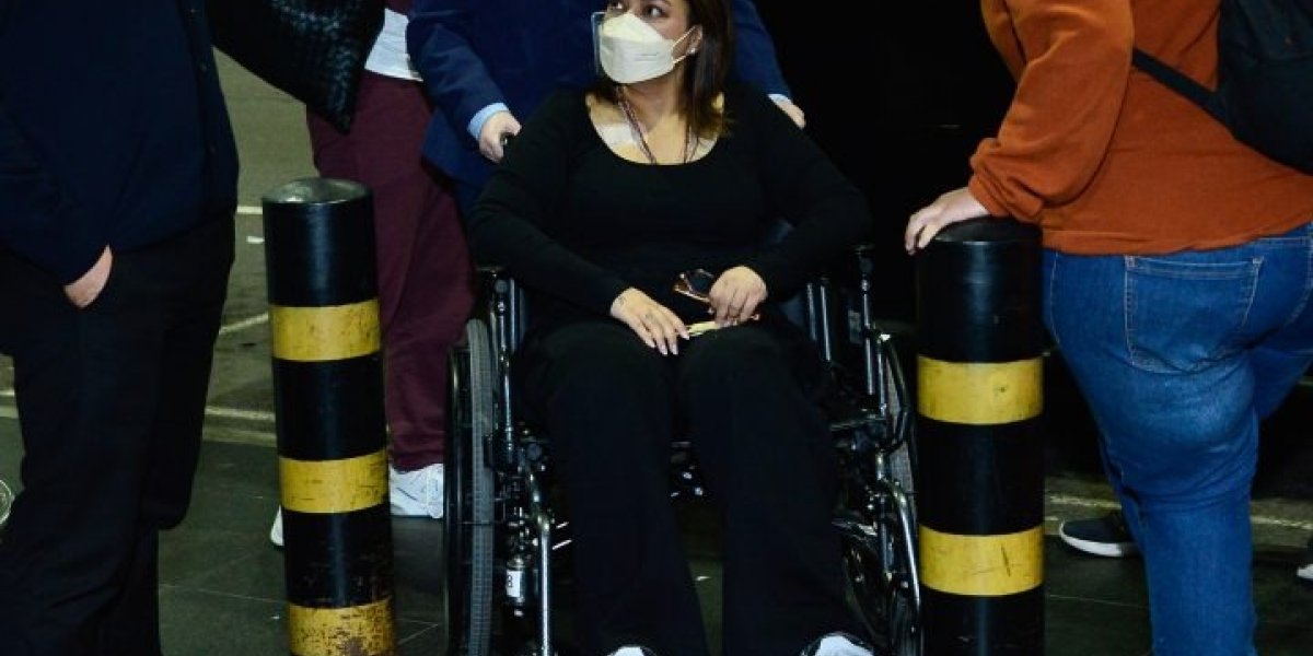 Preta Gil em uma cadeira de rodas