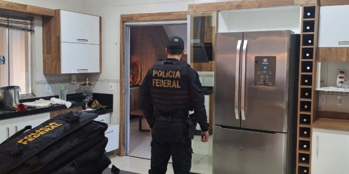 A imagem mostra um agente da Polícia Fedral durante a operação Face Off