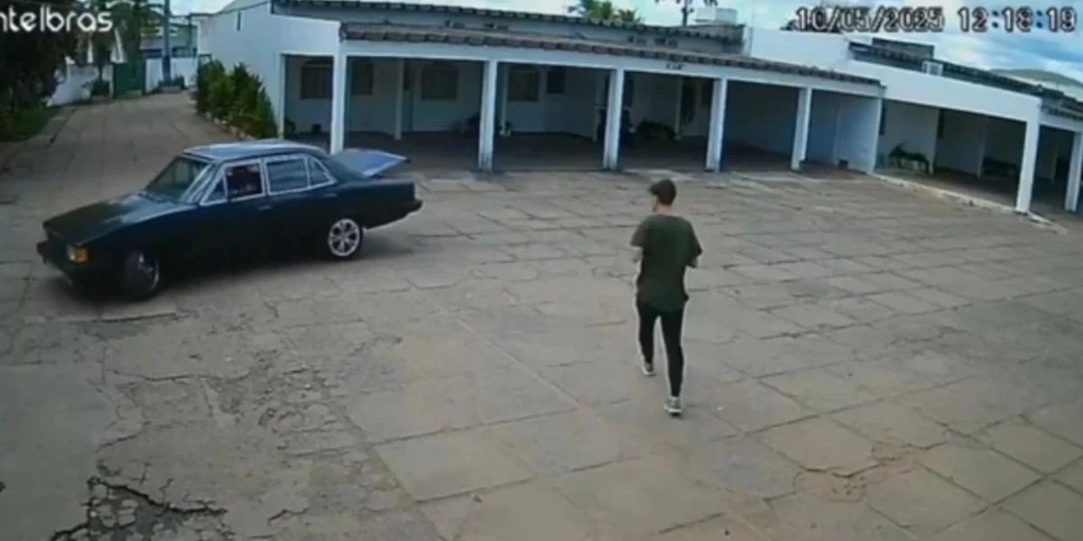 Momento em que rapaz vê porta-malas aberto e se joga dentro