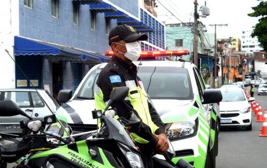 Moto pega fogo após colisão com micro-ônibus na ligação Lobato-Pirajá