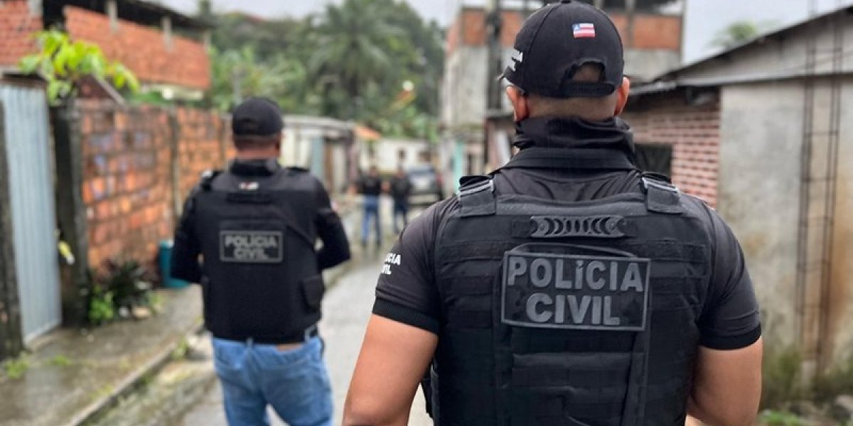 A imagem mostra agentes da Polícia Civil