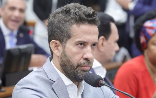 Ator da Globo processa André Janones por acusação de pedofilia