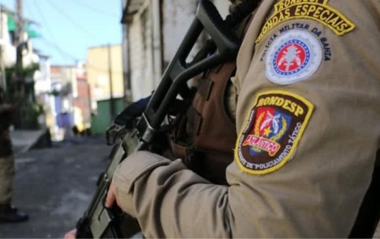 Homem é preso com drogas, arma e munições durante operação policial em Paripe