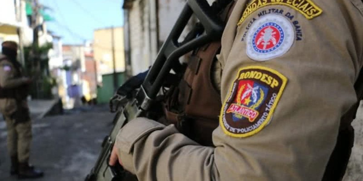 A imagem mostra agentes da Polícia Militar em operação