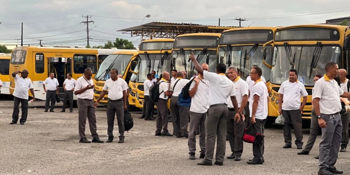 Rodoviários reunidos em uma garagem de Salvador