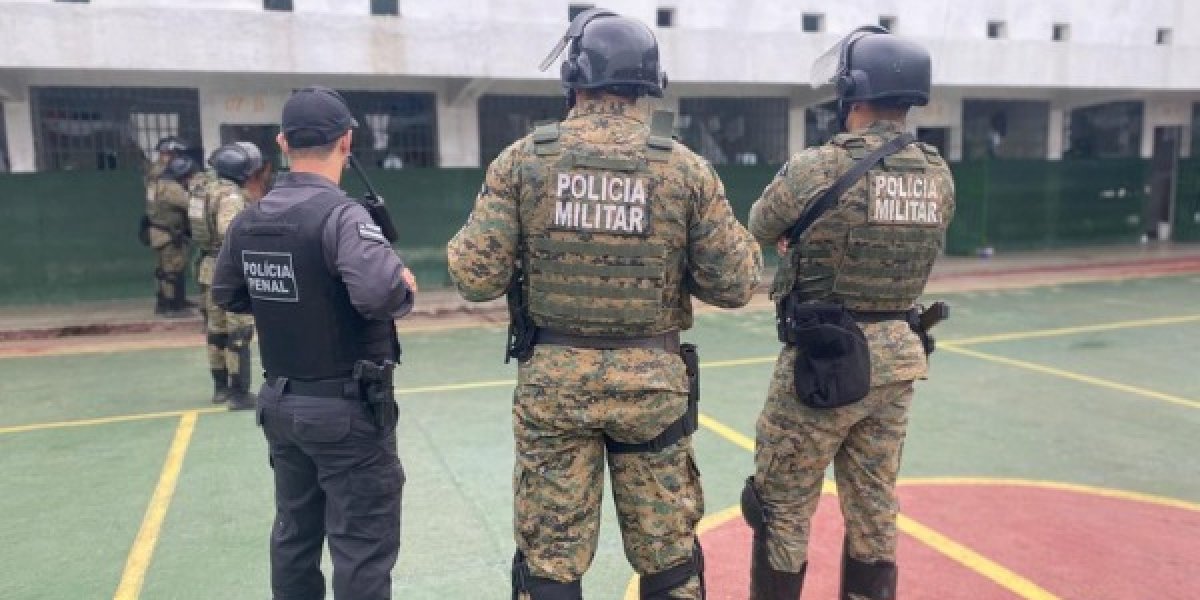 A imagem mostra agentes policiais durante a operação