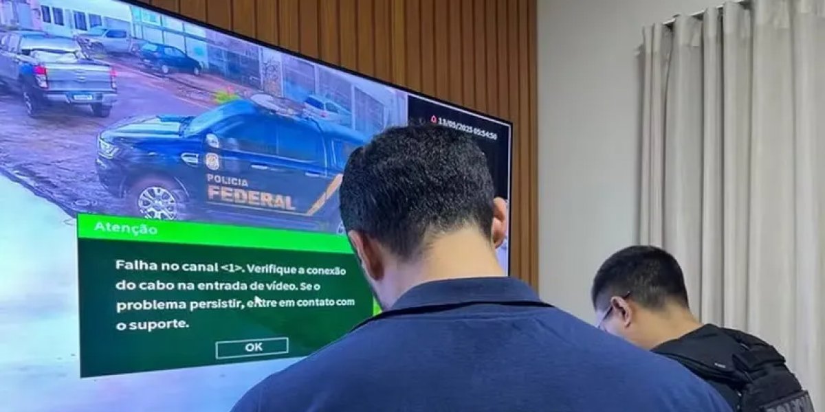 A imagem mostra agentes da Polícia durante operação