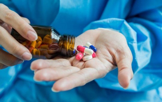 Uso indevido de medicamentos e ação de falsos médicos colocam vidas em risco no Brasil