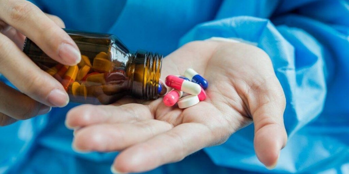 Uso indevido de medicamentos e ação de falsos médicos colocam vidas em risco no Brasil