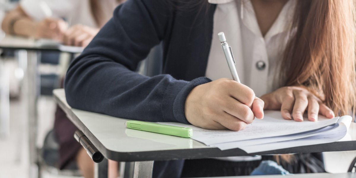 Estudante durante prova
