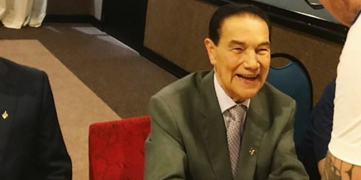 Divaldo Franco ao lado de um fiel