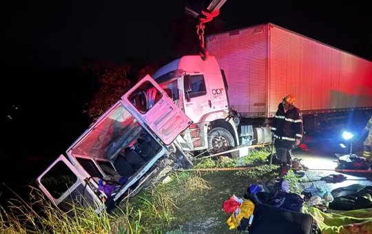 Acidente entre carreta e micro-ônibus na BR-251 resulta em nove mortos e dezenas de feridos