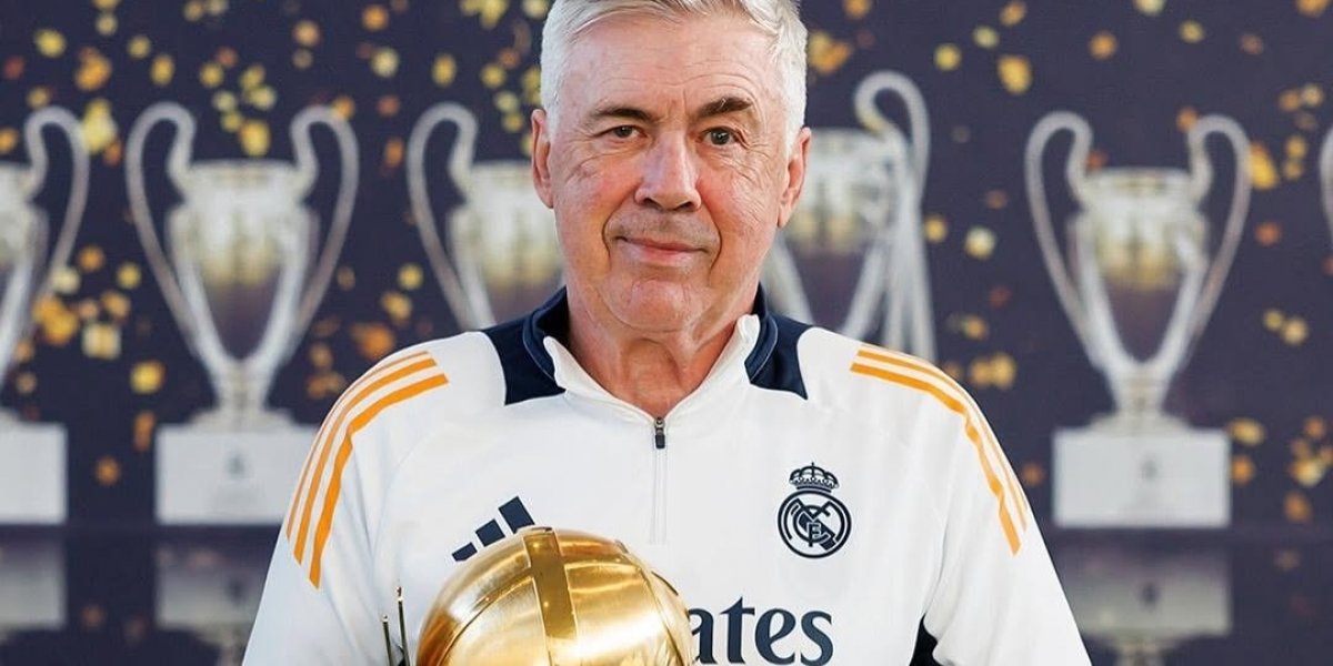 Ancelotti ganhando o prêmio de melhor técnico do mundo