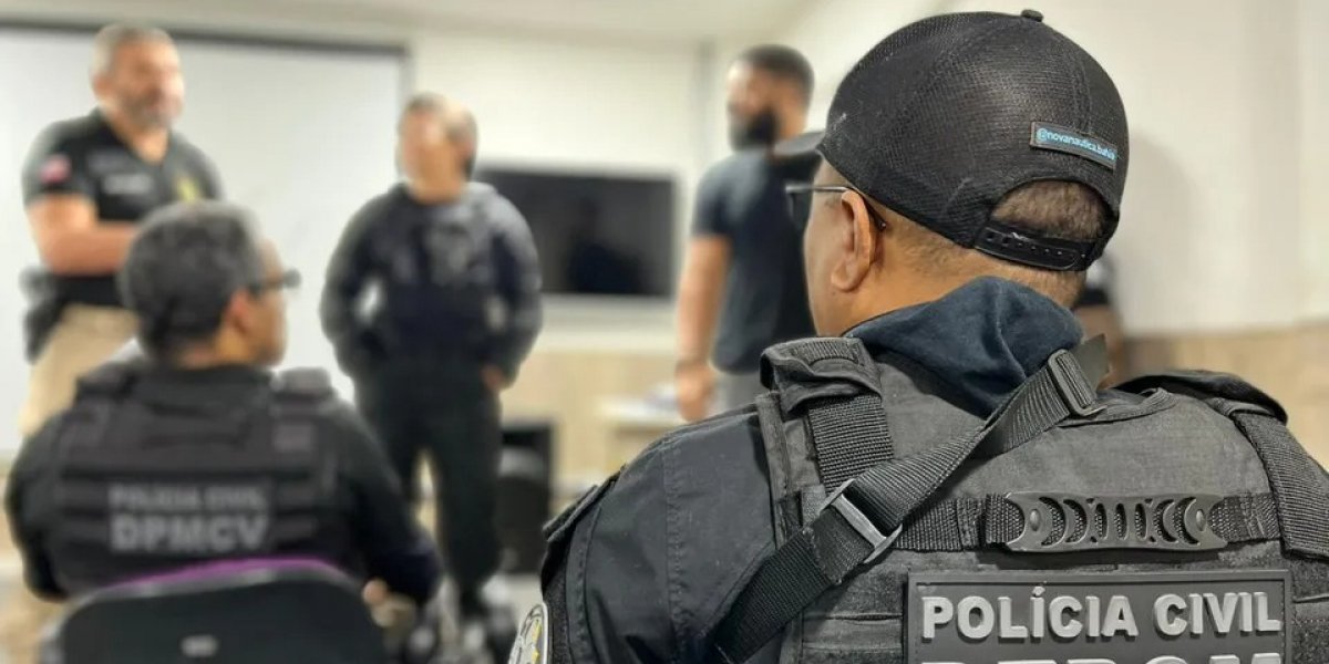 A imagem mostra agentes policiais envolvidos na operação