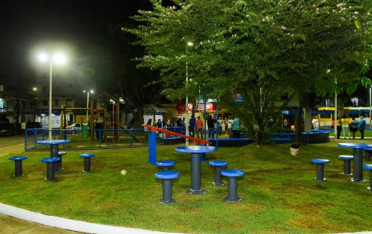 Prefeitura entrega praça e campo requalificados no bairro de Plataforma