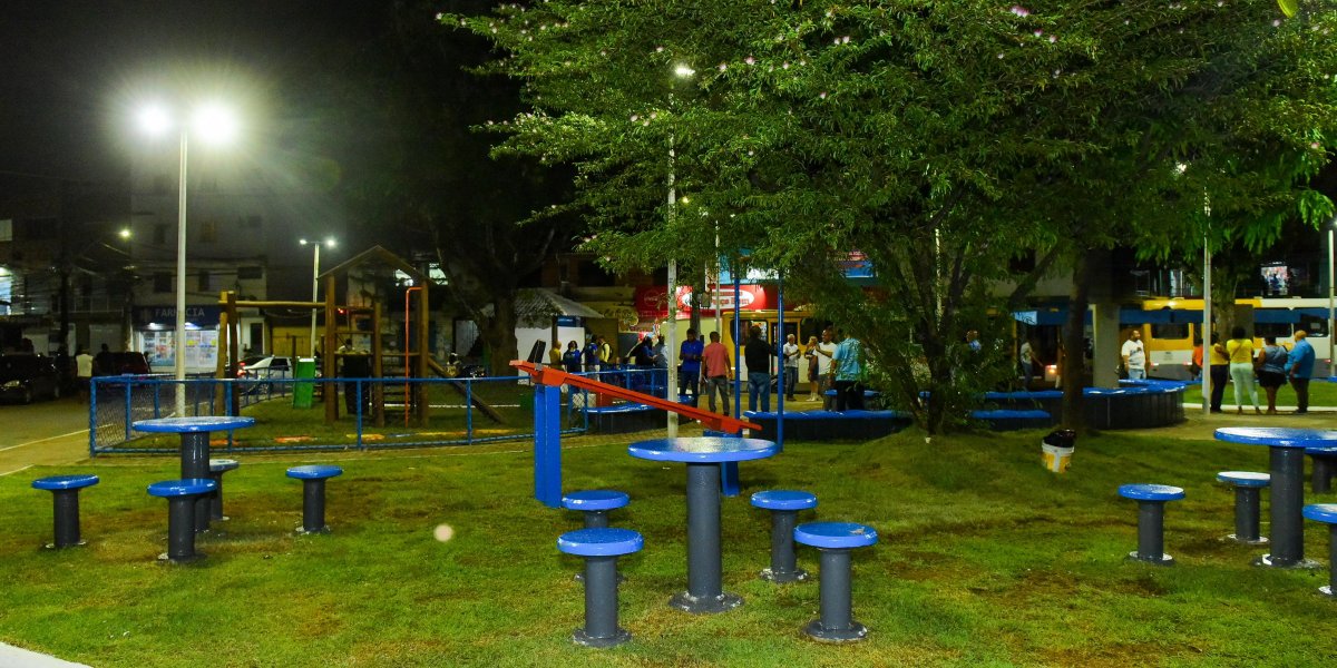 A imagem mostra a praça requalificada no bairro de Plataforma