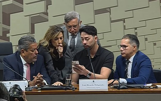 Rico Melquiades ensina senadores a jogar “Jogo do Tigrinho” e revela bastidores das apostas em CPI
