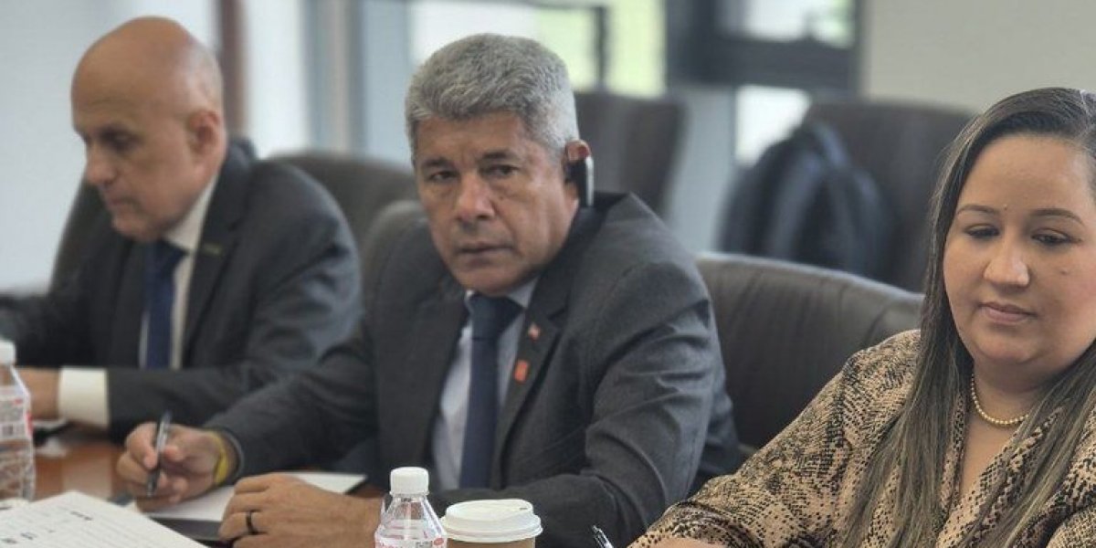 Jerônimo Rodrigues durante reunião na China