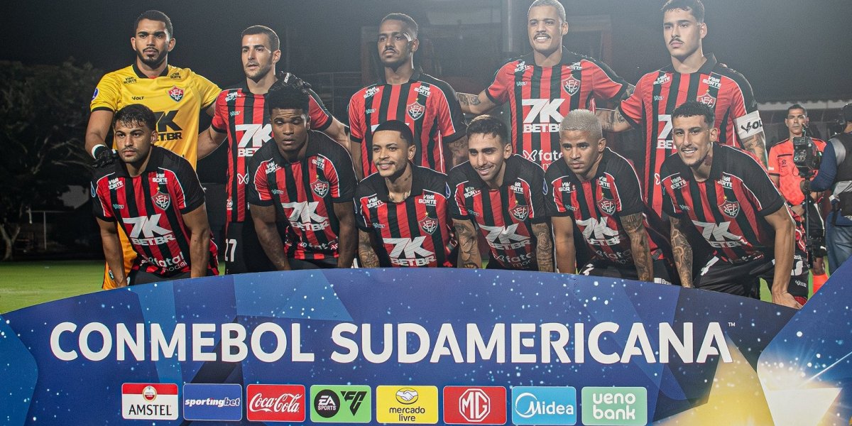 Elenco reunido antes de duelo contra o Cerro Largo-URU no Barradão