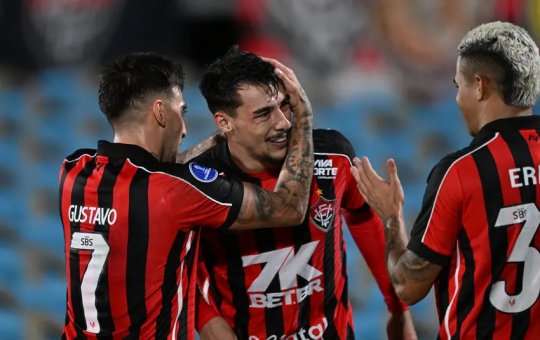 Vitória vence Cerro Largo e só depende de si para avançar de fase