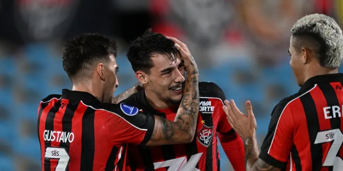 Claudinho sendo abraçado após gol