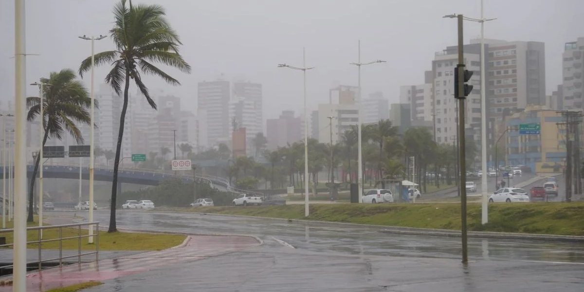 A imagem mostra a cidade em Chuvas