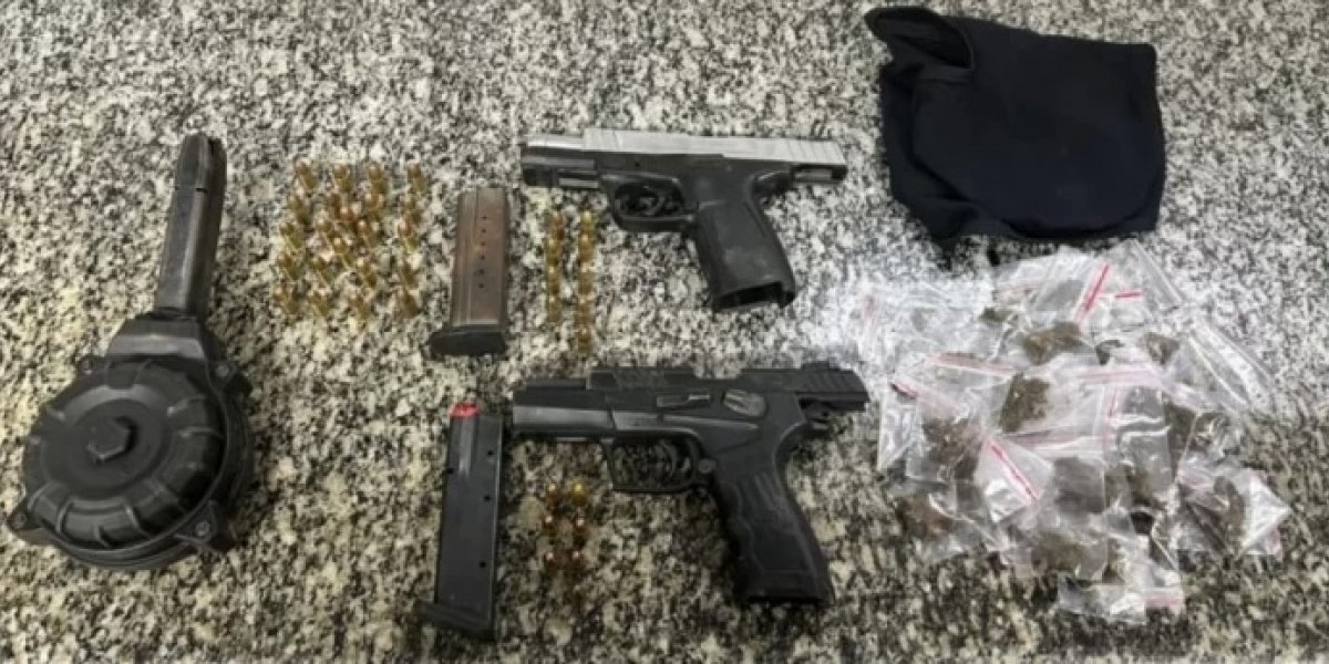 A imagem mostra os itens apreendidos durante a operação