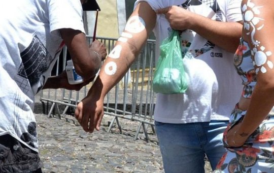 Homem é preso por assediar e coagir turistas com serviço de pintura corporal