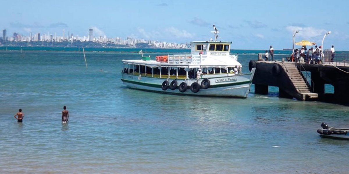 A imagem mostra uma lancha da Travessia Salvador-Mar grande