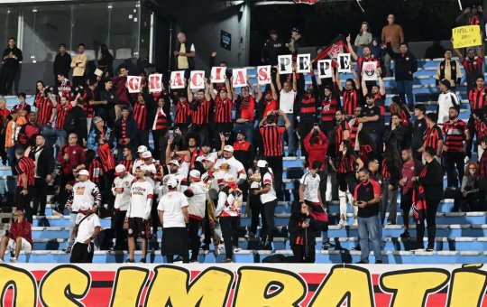 Torcida do Vitória presta homenagem a Pepe Mujica, ex-presidente do Uruguai