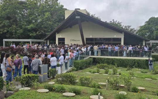 Divaldo Franco é enterrado com muita emoção e homenagens