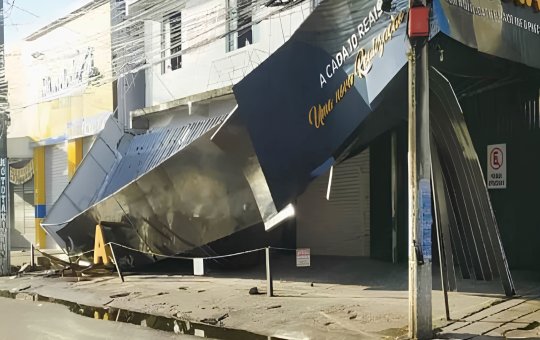 Desabamento de fachada no Centro de Simões Filho gera susto entre moradores