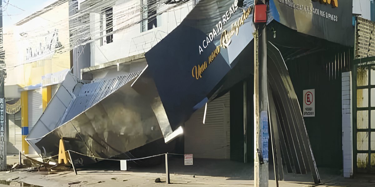Fachada da loja totalmente destruída