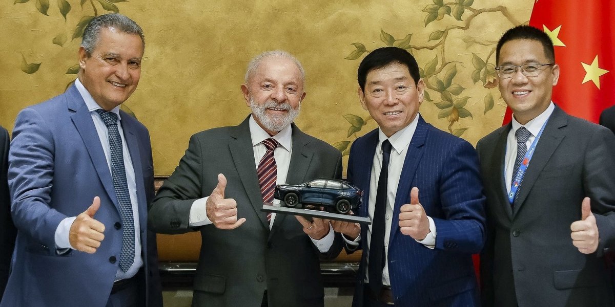 Rui Costa ao lado do Presidente Lula durante reunião na China