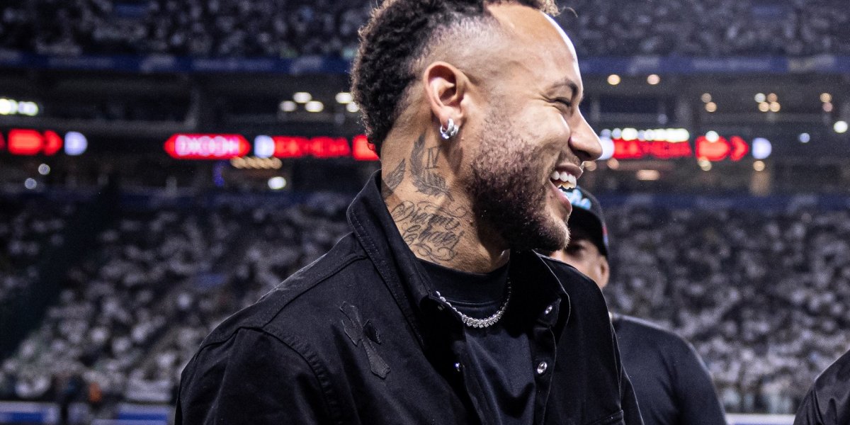 Neymar em ação com a torcida do Santos