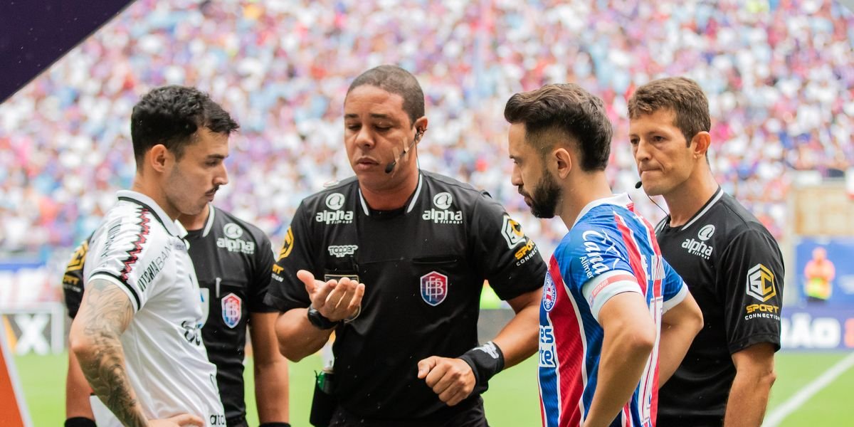 Árbitro Emerson Ricardo em Ba-Vi disputado na final do Campeonato Baiano