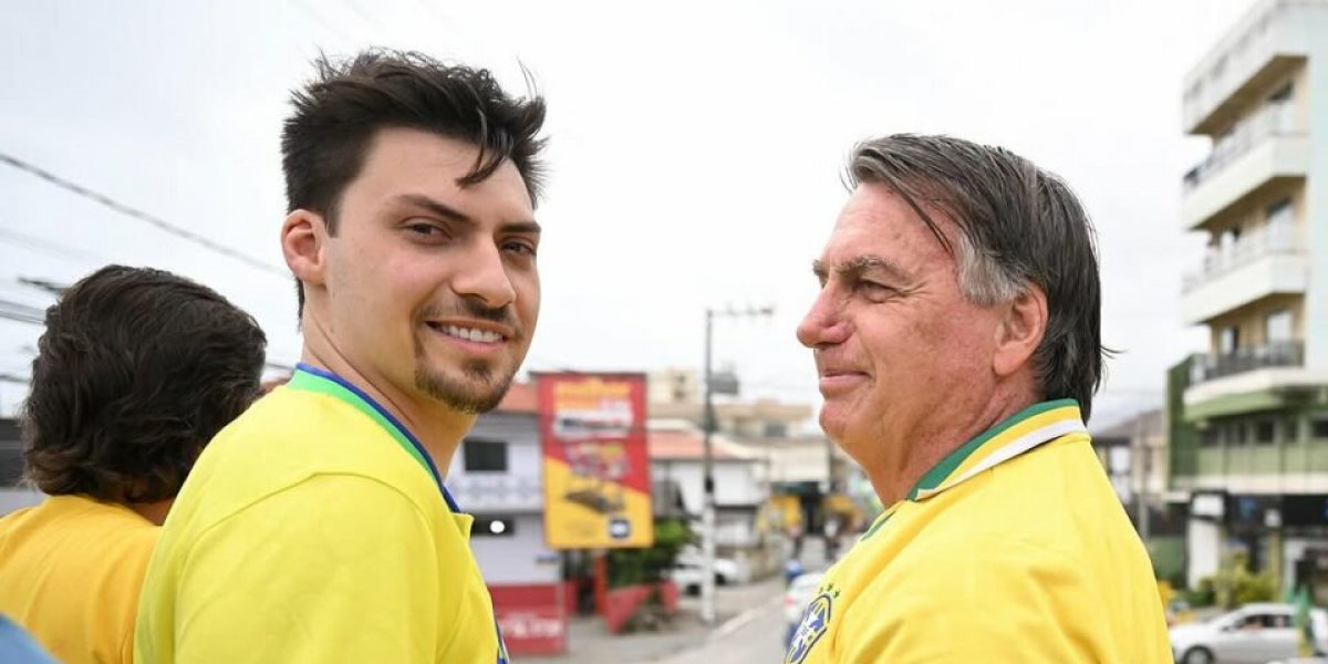 Jair Renan Bolsonaro ao lado do pai, o ex-presidente Jair Bolsonaro