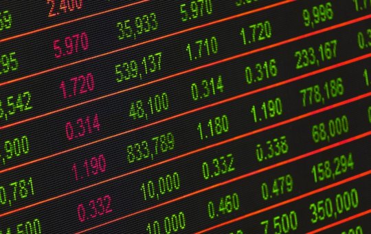 Ibovespa bate recorde e fecha aos 139 mil pontos pela primeira vez na história