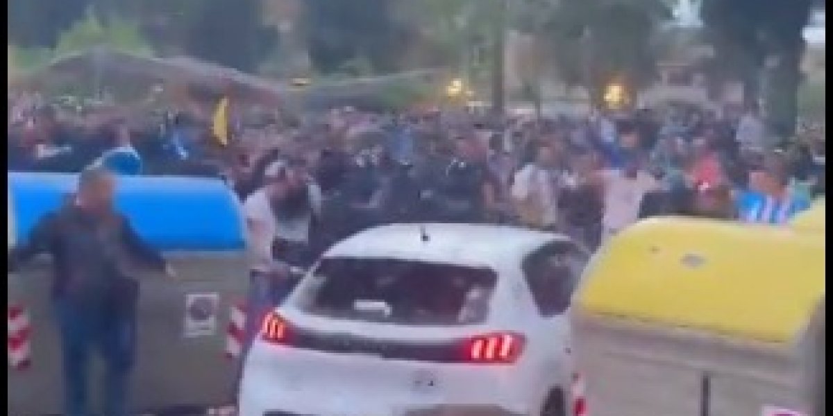 Momento em que o carro começa a andar na direção dos torcedores