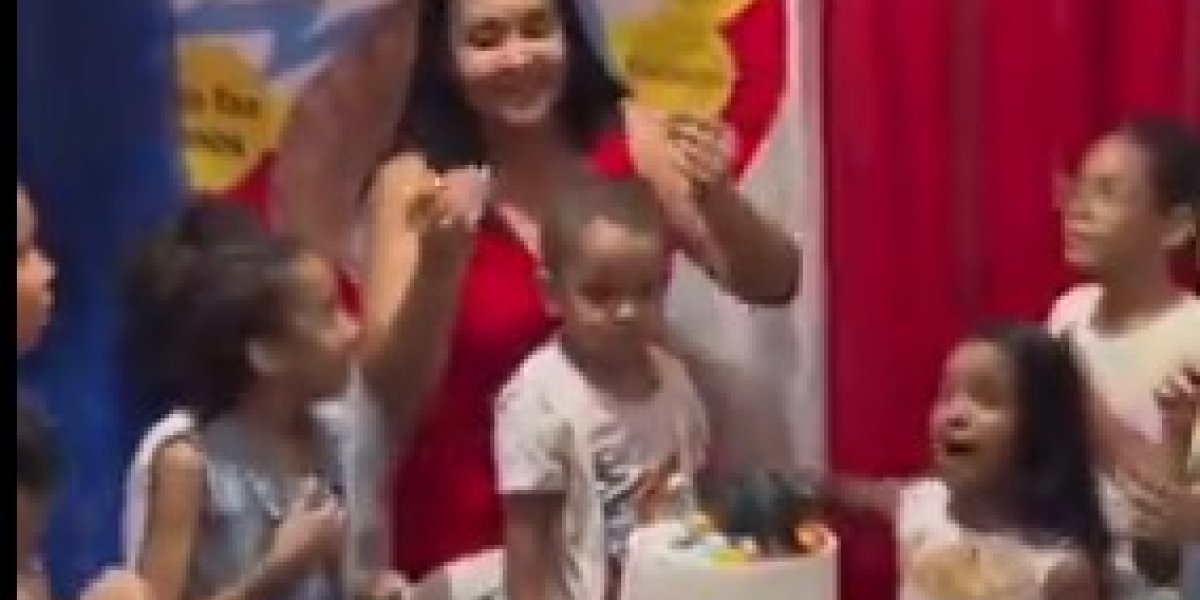 Momento do aniversário sendo comemorado