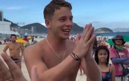 Turista americano se enterra e fica preso em buraco em Copacabana