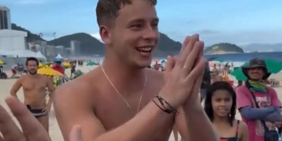 Turista agradecendo por ser salvo