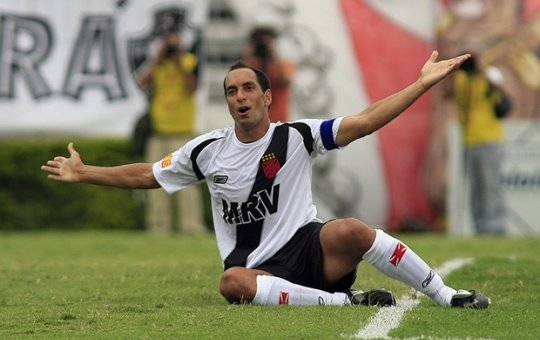 Ex-ídolo do Vasco admite ter traído esposa em live