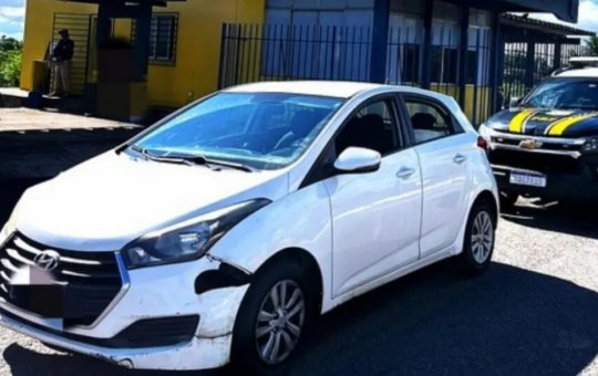 Carro detido pela Polícia Rodoviária Federal