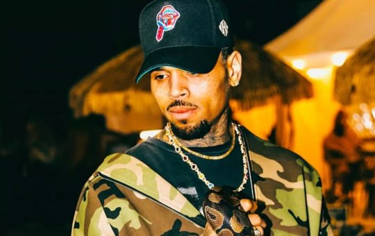 Chris Brown continuará preso até meados de junho após acusação de agressão