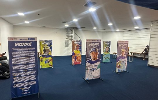 Exposição no Shopping Piedade homenageia garis e destaca importância da profissão